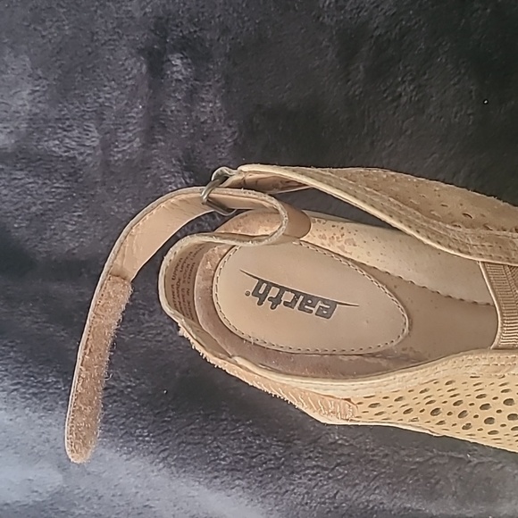 NWOT - Sz 6 Camel Earth Sandals like walking on air. - Picture 6 of 8